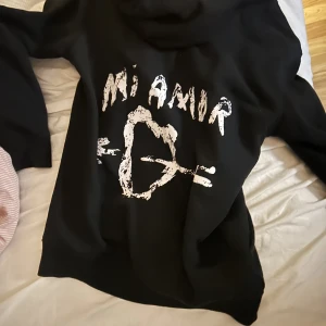 Mi Amor hoodie  - Jag säljer min mi Amor hoodie använd cirka 2 gånger säljer pågrund av att jag inte använder den så ofta inget hål och inget fel med den köptes ny för 2000kr