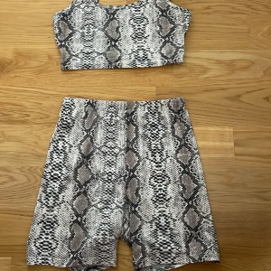 Co-ords ormskinn - Längre bikers med matchande crop-top