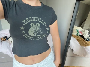 Croppad t shirt  - Svart o grön tröja med tryck   43 kr för frakten