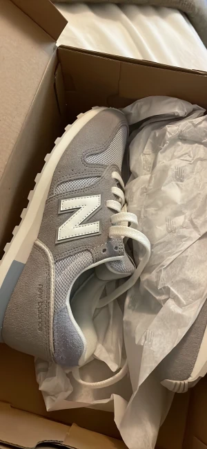 Nya new balance 373 - Finaste skorna från New Balance! Fått i present och tyvärr för små för mig, storlek 39. Säljer för 500kr