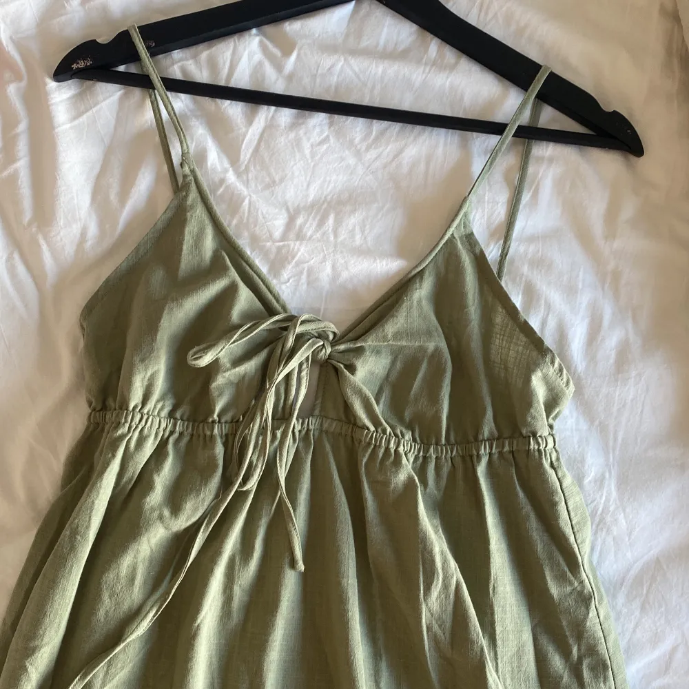 Hej, säljer en fin grön klänning ifrån SHEIN i storlek M, använd få gånger, sitter fint på , ställbara band . Klänningar.