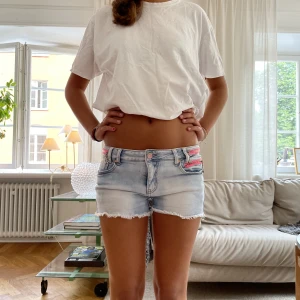 Skitsnygga shorts🥰 - Såå fina med najs detaljer🫶🏻❤️ Storlek S Har en liten fläck på framsidan vilket man kan se på första bilden😊