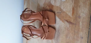 Somriga sandaletter - Fina somriga sandaletter, bruna i strl 35.  Använda endast en gång.