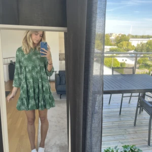 Klänning Zara - Sjukt snygg grön broderad klänning (som sista bilden)!💓Använd 1-2 gånger, storlek M men passar mig bra som är S