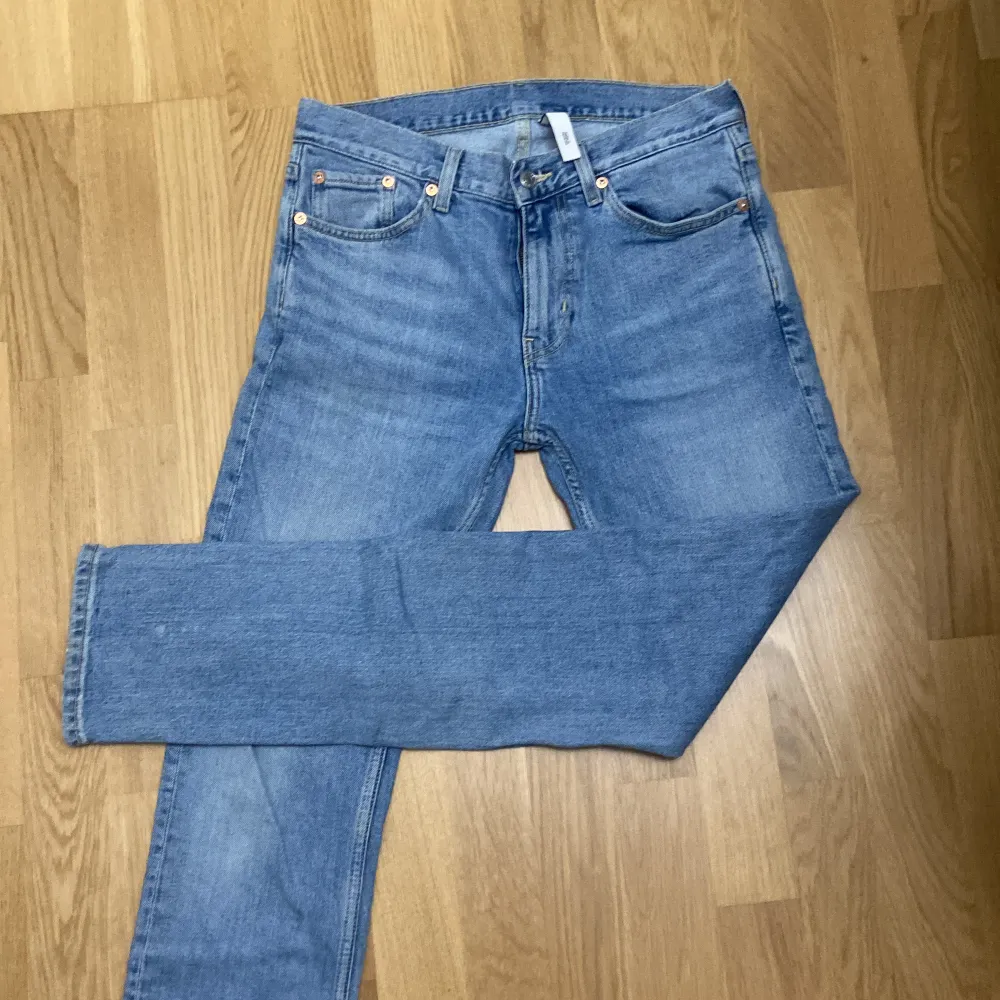 Easy Regular Straight Jeans ifrån Weekday. Använt några gånger, väldigt bra skick. Storlek: 28/32, Nypris: 600kr. Jeans & Byxor.