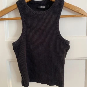 Svart linne - Svart linne från bikbok i storlek s. 