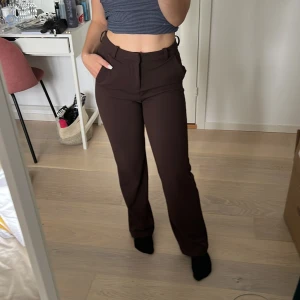 Kostymbyxor   - Supersnygga och sköna kostymbyxor från Vero Moda, tyvärr så passar färgen inte mig och därav har jag inte använt dem mycket. Materialet är stretchigt och riktigt bekvämt. Storleken är XS men passar även som en S 🤩pris kan diskuteras vid snabb affär 🥰