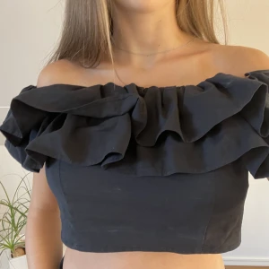 Topp - Säljer denna jättefina toppen från Ginatricot. Använd fåtal gånger och är i bra skick!!💞💞