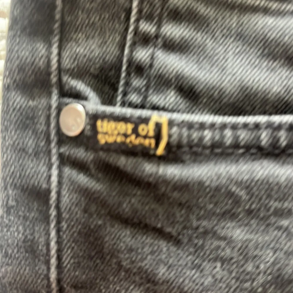 Ett par svarta o fina tiger of Sweden jeans. Använda men ändå i fint skick. Är i storlek 29/32 men känns mindre i storleken och passar nog dig som är 158-170 beror på hur du vill att dom ska sitta. Kan gå ner i pris och tar emot byten också👍. Jeans & Byxor.