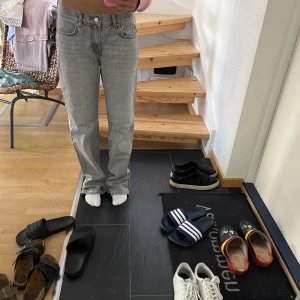 Gråa jeans Gina - Jag säljer dessa gråa snygga jeansen från Gina då de tyvärr är för långa för mig (165 cm) använda fåtal gånger 
