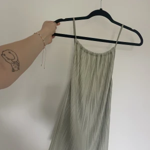 Blus från Gina - Storlek M men passar bäst en tjej med mindre byst och som är lång då banden är långa. Skriv gärna om ni har frågor!💞