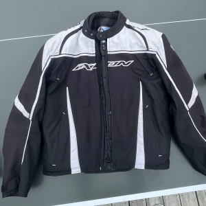 Motorcykeljacka  - Motorcykel jacka i storlek XL  Inbyggda skydd i armbågar och axlar, varm o bekväm bara fråga för flera bilder och priset går att diskutera 