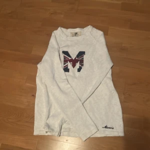 Stickad tröja - Stickad tröja från Morris väldigt sällsynt, bra skick, säljes då den inte kommer till användning, ord pris ca 1000kr