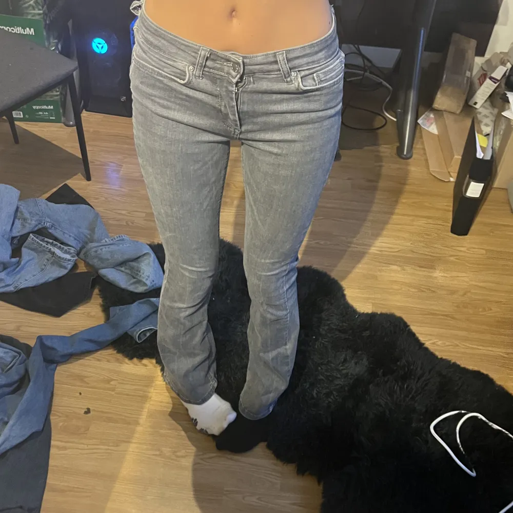 Midrise utsvävngda jeans från only, jättesköna och rätt stretchiga, ❤️hör av er för mer frågor!. Jeans & Byxor.