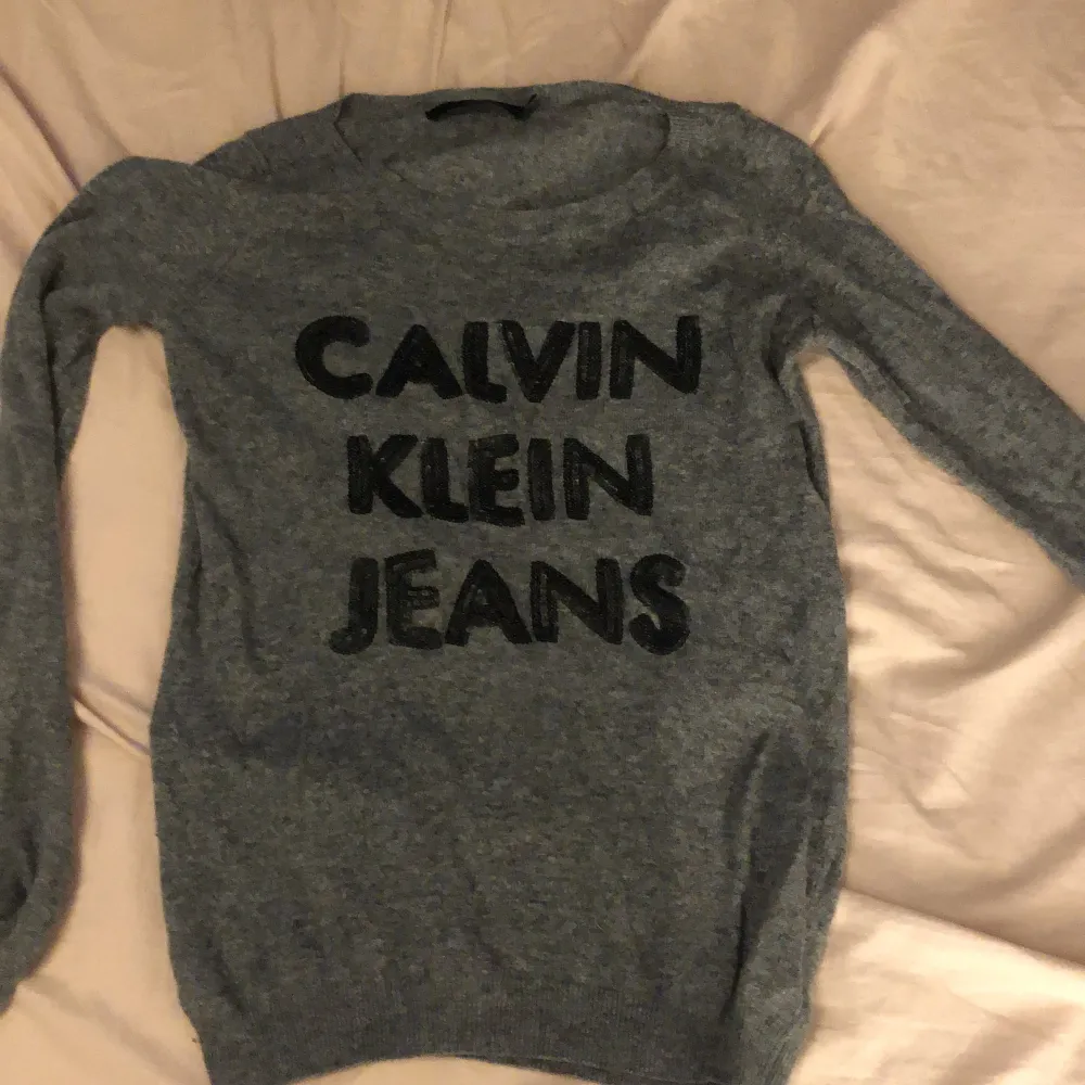 Snygg Calvin Klein tröja. Strl S. Säljer pågrund av att jag byter ut min garderob🥰. Tröjor & Koftor.