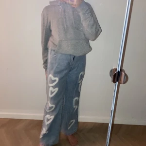 Byxor - Ett par supper bekväma jeans med resårboch fina små hjärtan