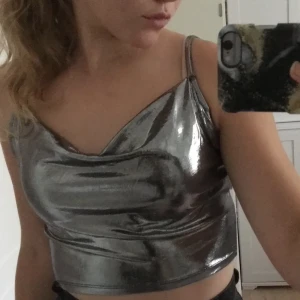 Silver topp - Säljer denna fest toppen som är insolvent, är även i ett glansigt material❤️