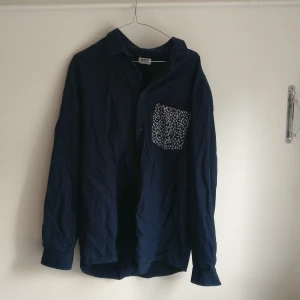 Skjorta Weekday stl L - Marinblå skjorta ifrån Weekday i stl L. Nästintill oanvänd. Köparen står för frakt.