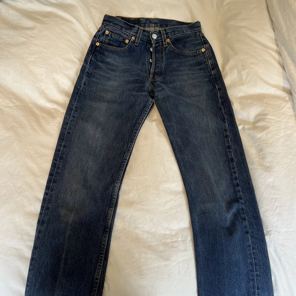 Säljer mina skitsnygga levis jeans då de blivit för små. Använda mycket sparsamt och har inga defekter. Storleken är W 26 L 32 och passformen är midwaist med raka ben. . Jeans & Byxor.