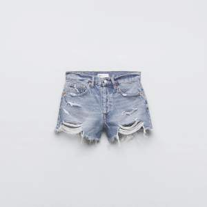 Super fina jeans shorts från zara, använda 2 gånger, super bra skick 💗