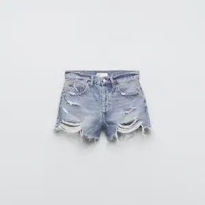 Super fina jeans shorts från zara, använda 2 gånger, super bra skick 💗