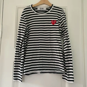 Randig tröja - Svart & vit randig långärmad tröja från Comme des Garçons🤍 Använd ett fåtal gånger, säljer då den inte passar längre💗💗 Pris kan diskuteras!