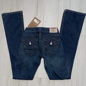 helt nya true religion jeans med lappen kvar, ord.pris 2395kr. Innerbenslängden är 87cm, midjan tvärsöver är 31cm