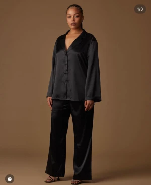 Set från Sanne Alexandra - Glansigt satin set från Sanne Alexandra. Går att köpa separat eller hela setet. Pris går att diskutera. Byxorna är i storlek S och skjortan i XS. Hela setet för 700 kr