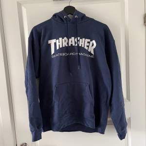 snygg blå thrasher hoodie i bra skick, använd fåtal gånger. Köpt för ca 1200kr