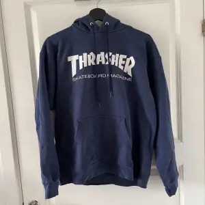 snygg blå thrasher hoodie i bra skick, använd fåtal gånger. Köpt för ca 1200kr