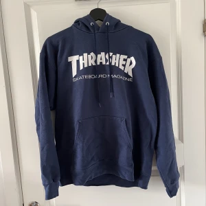 Thrasher hoodie - snygg blå thrasher hoodie i bra skick, använd fåtal gånger. Köpt för ca 1200kr