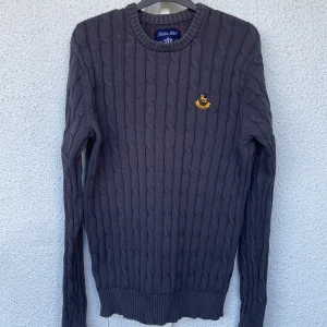 Robbie Moor tröja - Snygg tröja från Robbie Moor. Står att det är en L men passar mig bra som är M, väldigt lätt att stretcha ut dock.