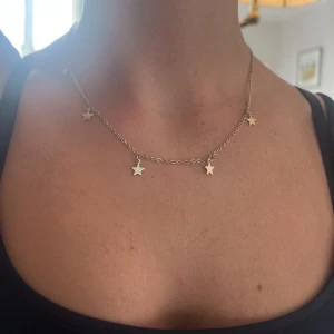Halsband med stjärnor😇 - Säljer detta supersöta halsband med stjärnor! En liten detalj som gör mycket till en outfit🙏🏽