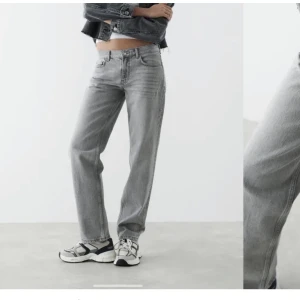 Gråa jeans - Gråa jeans från Gina. Low waisted. I mycket bra skick. Storlek 40 men skulle säga att de passar som 38/40