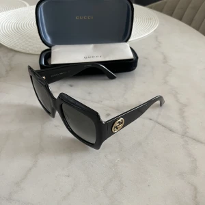 Gucci solglasögon  - Säljar mina gucci solglasögon som jag köpt på gucci butiken. Har knappt använt de. Köpt för 2 729,00 kr.