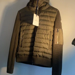 Moncler Green  Down Hooded Cardigan - Helt ny! Kvitto saknas. Qr skan finns. Skan på moncler märket på vänstra armen!