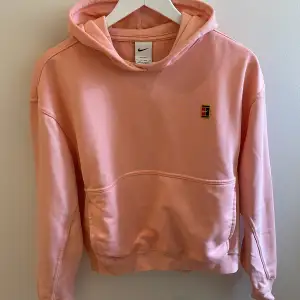 Fin rosa hoodie från Nike, använd fåtal gånger men är fortfarande i nyskick. Köpt från nike egna hemsida 🩷🩷