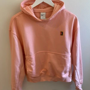 Nike hoodie  - Fin rosa hoodie från Nike, använd fåtal gånger men är fortfarande i nyskick. Köpt från nike egna hemsida 🩷🩷