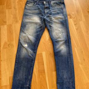 Riktigt snygga jeans från jack and jones, säljs pga för stora