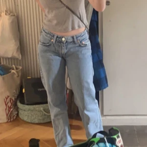 Weekday Arrow low jeans - Säljer mina weekday arrow low jeans i Stl W 24 och L 30, vilket jag tror är den minsta storleken. De är lite små på mig som är 160. De har använts ibland men inget som syns varken på tyget eller nere vid fötterna. Säljer för 400kr + frakt☺️ 