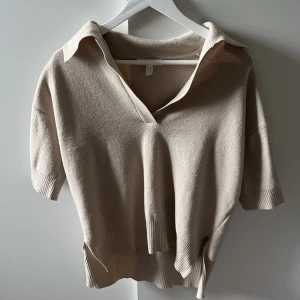 Stickad t-shirt - Fin tröja från hm Fint skick Kolla gärna in min profil då jag säljer av massa saker, paketpris kan ordnas☺️