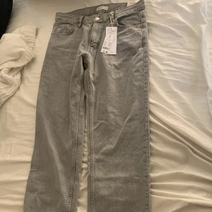 Gråa jeans - Gråa jeans från Gina tricot. Aldrig använda, och prislappen sitter kvar. Orginalpriset är 500kr. Men säljer för 400 då till och med prislappen sitter kvar. Pris går o diskuteras