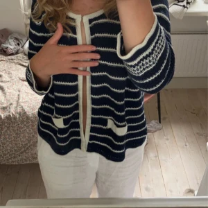 Randig stickad kofta  - Randig stickad kofta köpt i Spanien( mycket mindre än den angivna storleken)💞💞💞