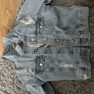Jätte fin Jeansjacka!! - Säljer då den inte kommer till användning längre!!