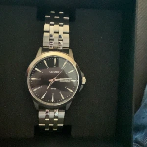 CITIZEN Klocka - Köpte denna impulsivt och nu tröttnat på klockan. Klockan ör ca 2 månader gammal. Använd ungefär 5-8 gånger. Helt som nyskick! Har däriemot ej kvitto men har boxen och sånt. 