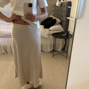 Kjol  - Säljer denna jätte fina satinkjol som är slutsåld online då jag har en annan liknade. I väldigt bra skick 