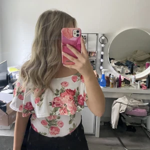 Fin off shoulder topp från Nelly - Säljer denna blommiga off shoulder bodyn från nelly då den inte kommer till användning, i storlek S💖