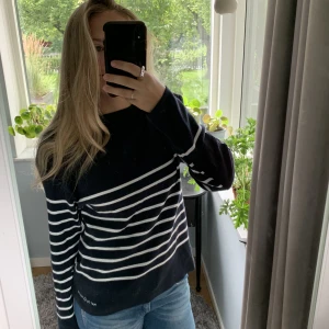 Randig tröja - Blå vit randig tröja!! Super skön!! Den är från MAT DE MISAINE. Storlek M men passar S