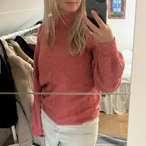 Rosa stickad tröja  - En rosa stickad tröja ifrån Vera Moda. Endast använd ett fåtal gånger. Den är i mycket bra skick😊 Matrial: Acryl och Nylon. 