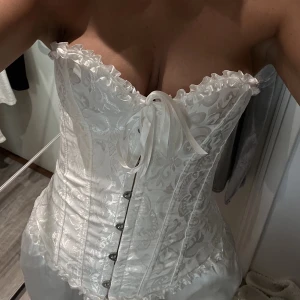 KORSETT - Korsett i nyskick. Aldrig använd. Går att justera så den passar xs-xl 